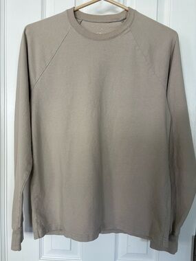 Everlane women’s Long-Sleeve Crewneck tee in Taupe XS
